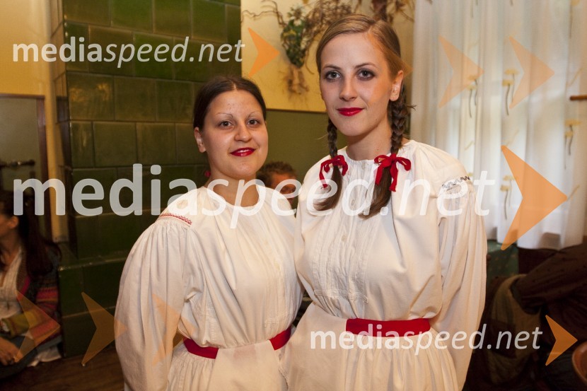 Članici folklorne skupine DragatušPodelitev nagrade Kresnik