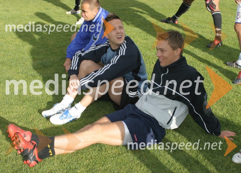 V ospredju nogometaš Damir Pekič, za njim Ermin Rakovič in Sead ZiličFree kick master Slovenija 2005