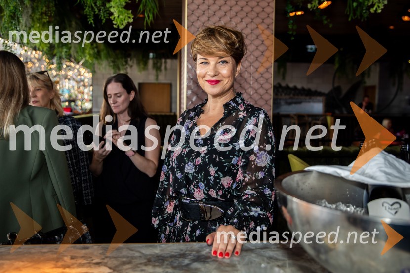  Urška Ula PodojstršekEkskluzivna premiera nove serije Hiša ljubezni