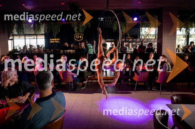  Tamia Šeme, cirkuška umetnicaEkskluzivna premiera nove serije Hiša ljubezni