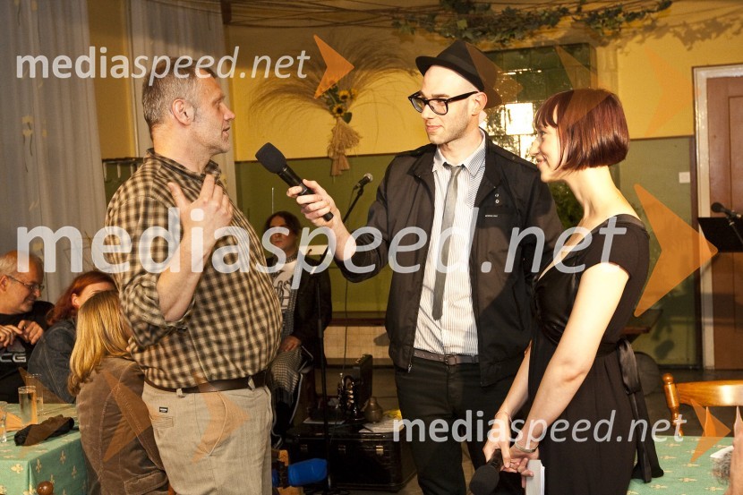 Boris Kolar, nominiranec za nagrado Kresnik 2009, Dražen Dragojevič in Tina Košir, povezovalca dogodkaPodelitev nagrade Kresnik