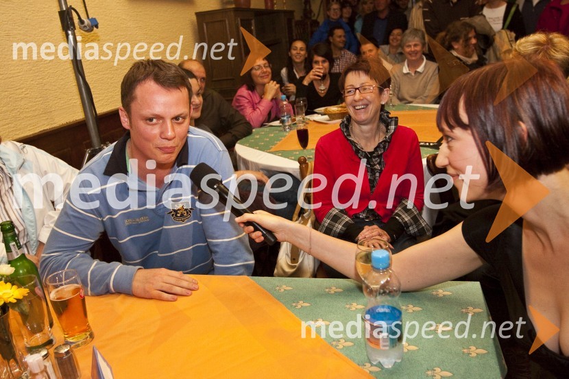 Aleksandar Rajaković - Sale, predstavnik Gorana Vojnoviča, v vlogi Marka Đorđića, literarnega junaka romana Čefurji raus! Gorana Vojnoviča, nominiranca za nagrado Kresnik 2009 in Tina Košir, povezovalka dogodkaPodelitev nagrade Kresnik