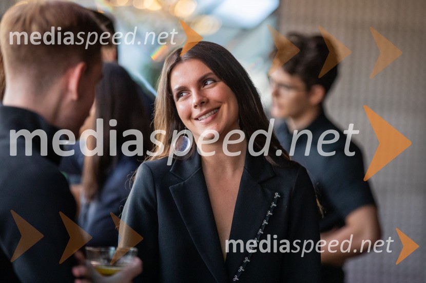  Vesna Ponorac, igralka, moderatorkaEkskluzivna premiera nove serije Hiša ljubezni