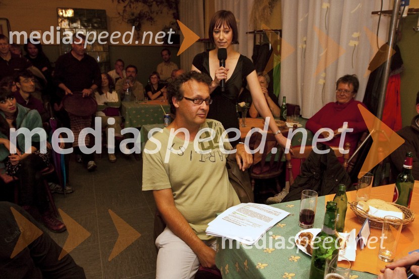 Andrej Blatnik, nominiranec za nagrado Kresnik 2009 in Tina Košir, povezovalka dogodkaPodelitev nagrade Kresnik