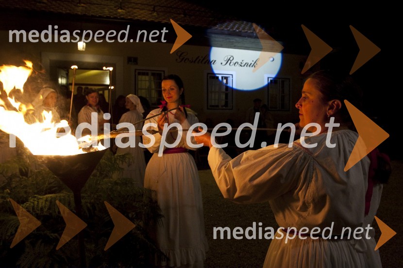 Članici folklorne skupine DragatušPodelitev nagrade Kresnik