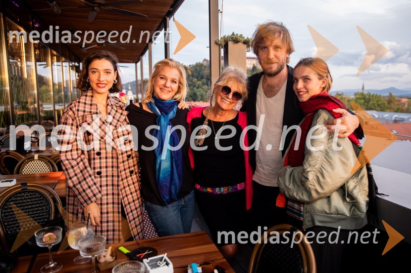  Zala Djurić, igralka;  Karin Komljanec, igralka;  Zvezdana  Mlakar, igralka;  Matej   Puc, igralec;  Mila Fürst, igralkaEkskluzivna premiera nove serije Hiša ljubezni