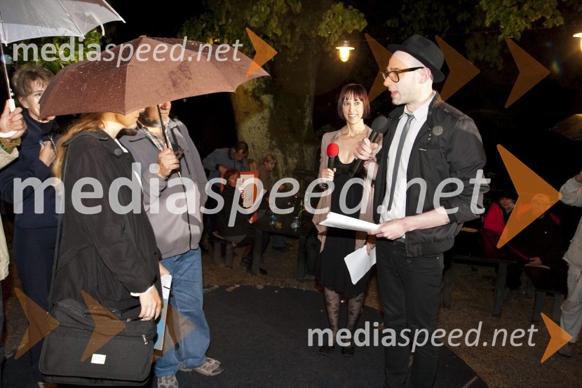Strokovna žirija nagrade Kresnik, Tina Košir in Dražen Dragojevič, povezovalca dogodkaPodelitev nagrade Kresnik