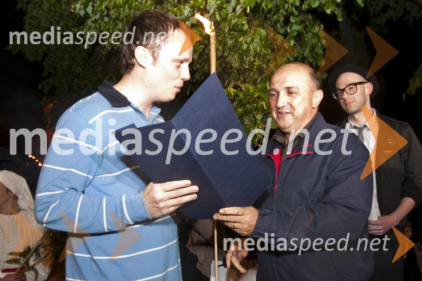 Aleksandar Rajaković - Sale, predstavnik Gorana Vojnoviča, v vlogi Marka Đorđića, literarnega junaka romana Čefurji raus! Gorana Vojnoviča, dobitnika nagrade Kresnik 2009 in Peter Puhan, predsednik uprave Delo d.d.Podelitev nagrade Kresnik