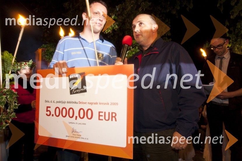 Aleksandar Rajaković - Sale, predstavnik Gorana Vojnoviča, v vlogi Marka Đorđića, literarnega junaka romana Čefurji raus! Gorana Vojnoviča, dobitnika nagrade Kresnik 2009 in Peter Puhan, predsednik uprave Delo d.d.Podelitev nagrade Kresnik