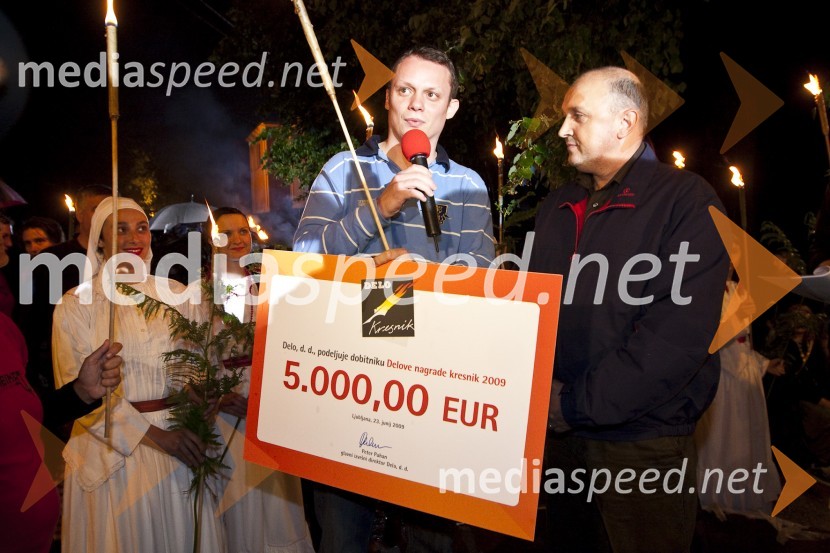 Aleksandar Rajaković - Sale, predstavnik Gorana Vojnoviča, v vlogi Marka Đorđića, literarnega junaka romana Čefurji raus! Gorana Vojnoviča, dobitnika nagrade Kresnik 2009 in Peter Puhan, predsednik uprave Delo d.d.Podelitev nagrade Kresnik