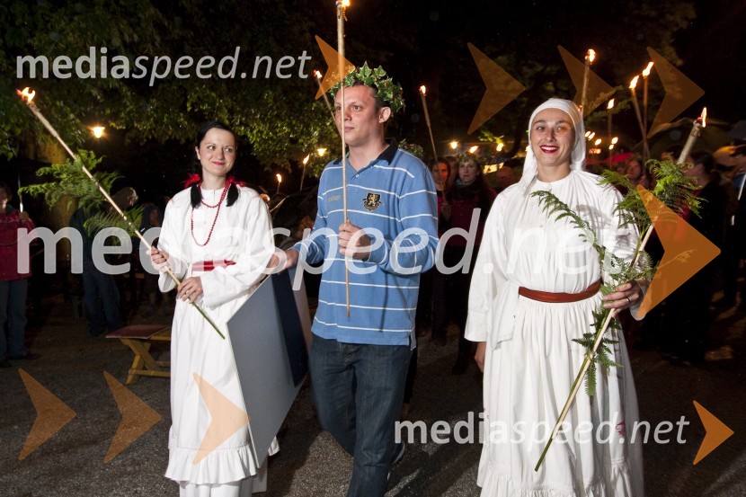 Aleksandar Rajaković - Sale, predstavnik Gorana Vojnoviča, v vlogi Marka Đorđića, literarnega junaka romana Čefurji raus! Gorana Vojnoviča, dobitnika nagrade Kresnik 2009 in članice folklorne skupine DragatušPodelitev nagrade Kresnik