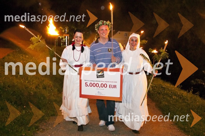 Aleksandar Rajaković - Sale, predstavnik Gorana Vojnoviča, v vlogi Marka Đorđića, literarnega junaka romana Čefurji raus! Gorana Vojnoviča, dobitnika nagrade Kresnik 2009 in članice folklorne skupine DragatušPodelitev nagrade Kresnik