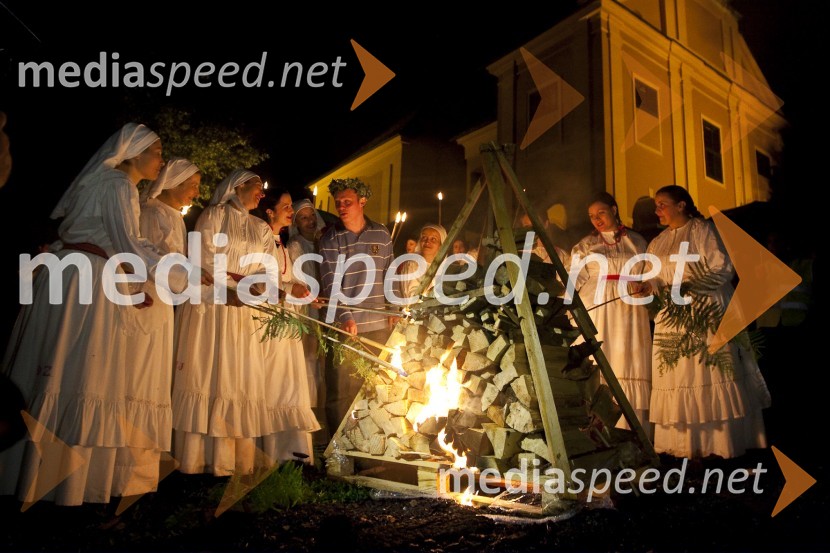 Aleksandar Rajaković - Sale, predstavnik Gorana Vojnoviča, v vlogi Marka Đorđića, literarnega junaka romana Čefurji raus! Gorana Vojnoviča, dobitnika nagrade Kresnik 2009 in Folklorna skupina DragatušPodelitev nagrade Kresnik