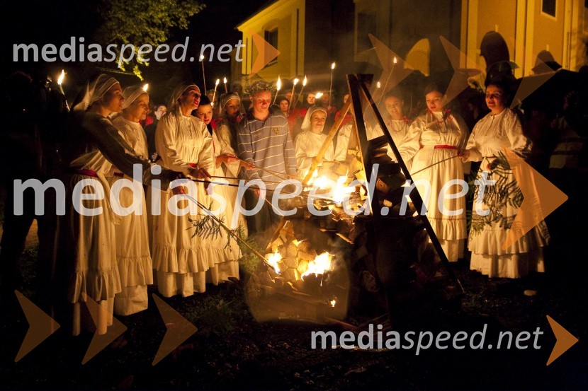 Aleksandar Rajaković - Sale, predstavnik Gorana Vojnoviča, v vlogi Marka Đorđića, literarnega junaka romana Čefurji raus! Gorana Vojnoviča, dobitnika nagrade Kresnik 2009 in Folklorna skupina DragatušPodelitev nagrade Kresnik