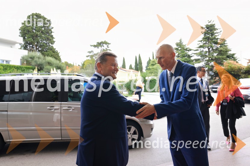 dr. Aleksander Jevšek, minister za kohezijo in regionalni razvoj; mag. Iztok Seljak, predsednik, Združenje ManagerManagerski kongres 2024, prvi dan