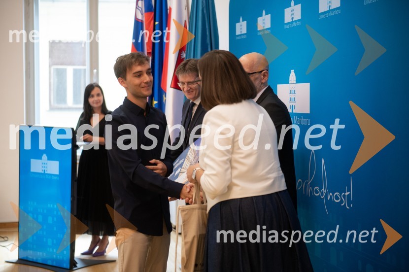  Rene Gril Rogina, Najboljši študent Univerze v Mariboru 2023/2024;  Nomi  Hrast , prorektorica za študentska vprašanja Univerze v MariboruNajboljši študent Univerze v Mariboru je Rene Gril Rogina