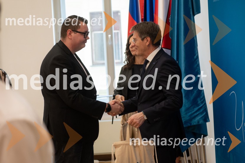  ... ; prof. dr. Zdravko Kačič, rektor Univerze v MariboruNajboljši študent Univerze v Mariboru je Rene Gril Rogina
