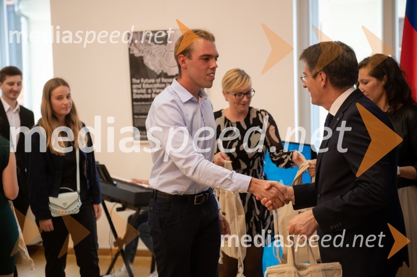  ... ; prof. dr. Zdravko Kačič, rektor Univerze v MariboruNajboljši študent Univerze v Mariboru je Rene Gril Rogina
