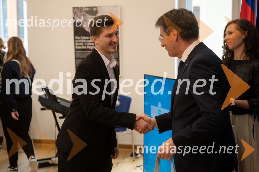 ... ; prof. dr. Zdravko Kačič, rektor Univerze v MariboruNajboljši študent Univerze v Mariboru je Rene Gril Rogina