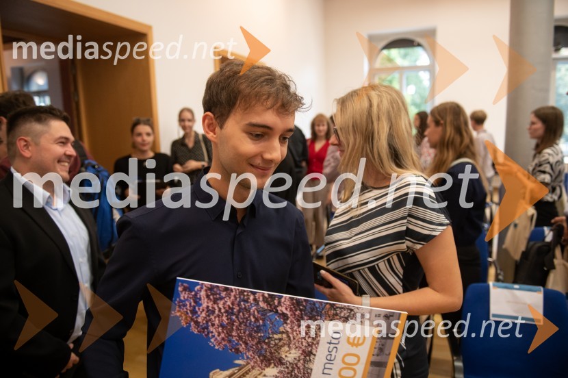  Rene Gril Rogina, Najboljši študent Univerze v Mariboru 2023/2024Najboljši študent Univerze v Mariboru je Rene Gril Rogina