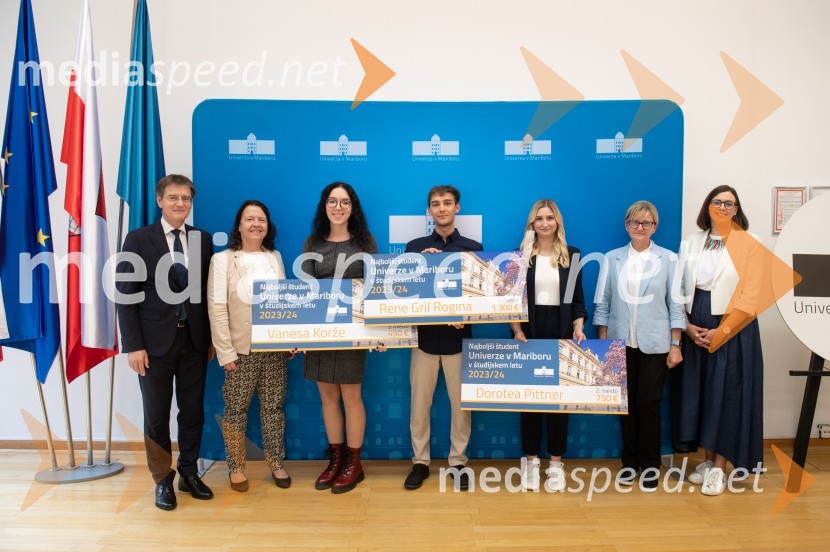 prof. dr. Zdravko Kačič, rektor Univerze v Mariboru;  ... ;  Vanesa Korže;  Rene Gril Rogina, Najboljši študent Univerze v Mariboru 2023/2024;  Dorotea Pittner;  ... ;  Nomi  Hrast , prorektorica za študentska vprašanja Univerze v MariboruNajboljši študent Univerze v Mariboru je Rene Gril Rogina