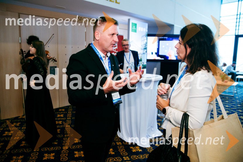 dr. Simon Rečnik, direktor Trdnih izdelkov in član uprave Leka d.d.;  Saška Rihtaršič, generalna direktorica Danfoss TrataManagerski kongres 2024, prvi dan