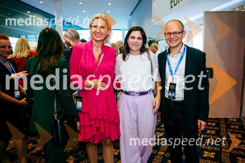  Tanja Skaza, direktorica, Inštitut Skaza in solastnica Plastika Skaza d.o.o.;  Maja Brelih Lotrič, direktorica, Lotrič Meroslovje;  ... Managerski kongres 2024, prvi dan