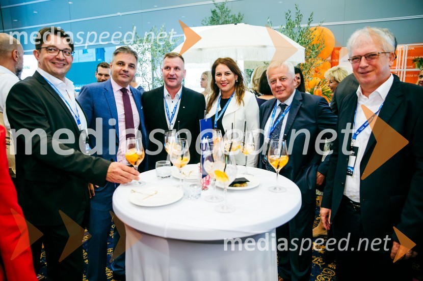  Marko Drobnič, predsednik uprave Talum d.d.;  Zlatko Paska, predsednik Alumni MANAGERS` LOUNGE; dr. Simon Rečnik, direktor Trdnih izdelkov in član uprave Leka d.d.;  Tatjana  Vogrinec Burgar, predsednica uprave, Elektro Maribor;  ... ;  ... Managerski kongres 2024, prvi dan