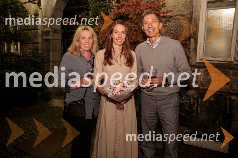  Nina  Kuclar Stiković, dramaturginja;  ... ;  ... Morska deklica, krstna uprizoritev v Mini teatru