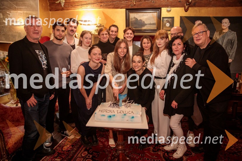  Ivica Buljan, režiser;  Svit Stefanija, igralec;  Claudi Sovre, vizualni umetnik;  Julija Klavžar, igralka;  Mina Švajger, igralka;  Jure Srdinšek, režiser;  Domen Lušin, oblikovalec svetlobe;  Nina  Kuclar Stiković, dramaturginja;  Martin Vogrin, glasbenik;  Gaja Filač, igralka;  Lucija Zucchiati, scenografinja;  Julita Kropec, igralka;  Branislav Cerović, producent;  ... ;  Robert Waltl, direktor, Mini teaterMorska deklica, krstna uprizoritev v Mini teatru