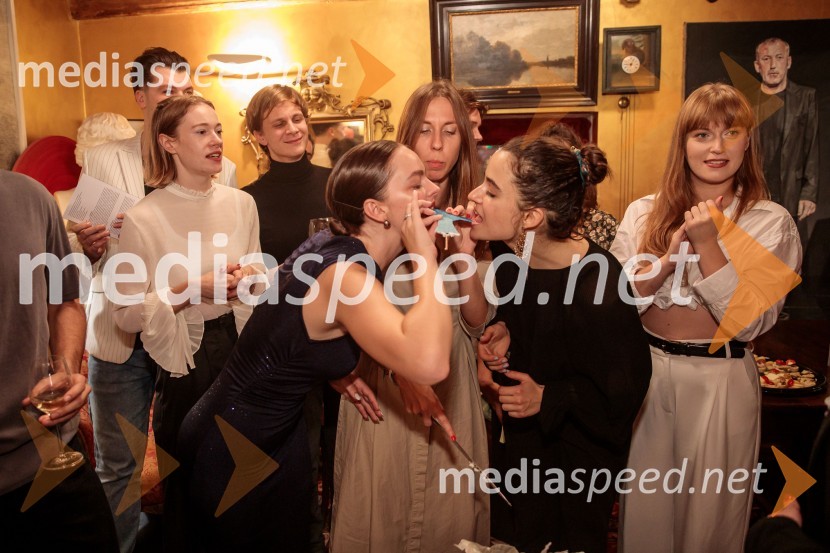  Julija Klavžar, igralka;  Jure Srdinšek, režiser;  Mina Švajger, igralka;  Nina  Kuclar Stiković, dramaturginja;  Gaja Filač, igralka;  Julita Kropec, igralkaMorska deklica, krstna uprizoritev v Mini teatru