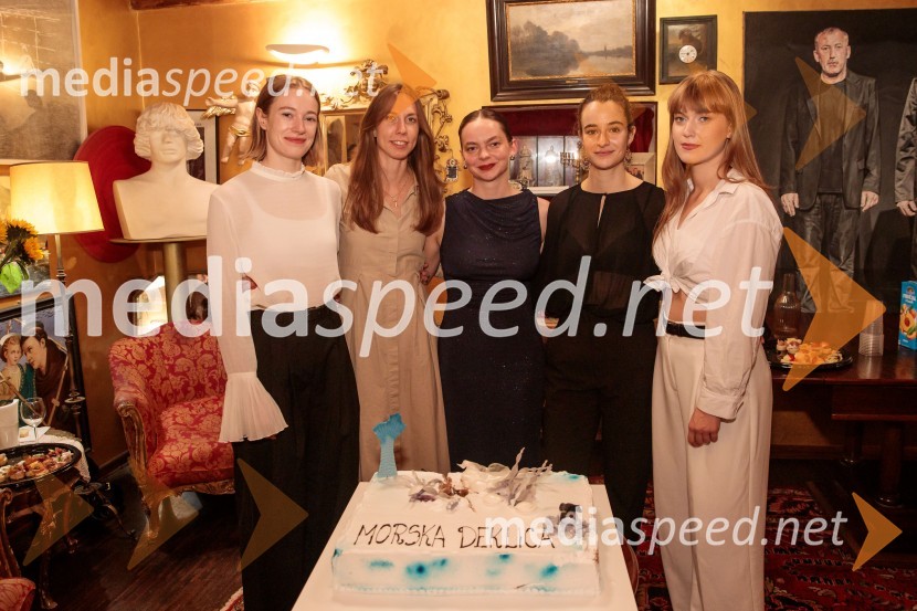  Julija Klavžar, igralka;  Nina  Kuclar Stiković, dramaturginja;  Mina Švajger, igralka;  Gaja Filač, igralka;  Julita Kropec, igralkaMorska deklica, krstna uprizoritev v Mini teatru