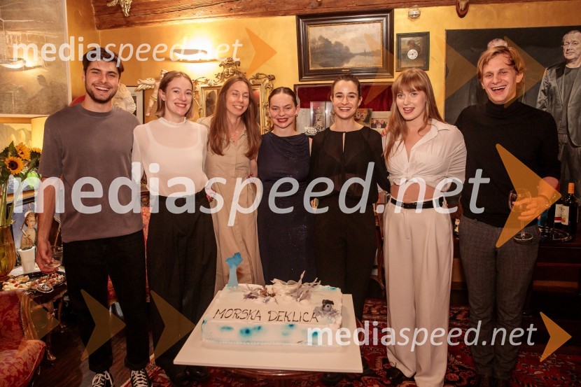  Svit Stefanija, igralec;  Julija Klavžar, igralka;  Nina  Kuclar Stiković, dramaturginja;  Mina Švajger, igralka;  Gaja Filač, igralka;  Julita Kropec, igralka;  Jure Srdinšek, režiserMorska deklica, krstna uprizoritev v Mini teatru