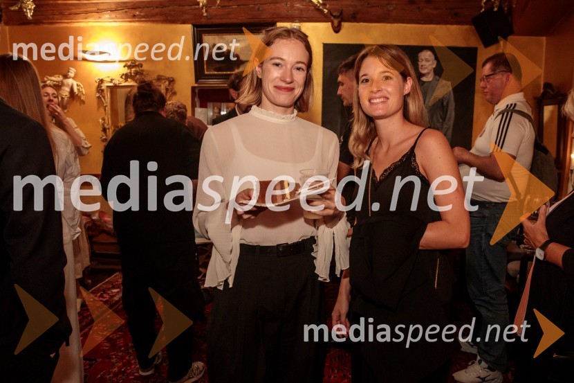  Julija Klavžar, igralka;  ... Morska deklica, krstna uprizoritev v Mini teatru