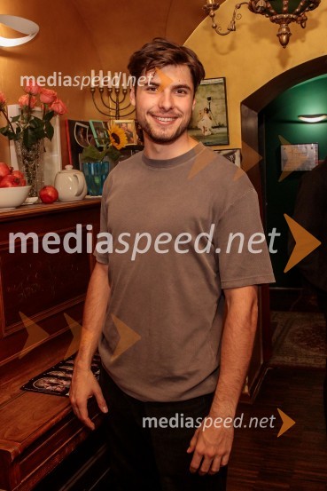  Svit Stefanija, igralecMorska deklica, krstna uprizoritev v Mini teatru