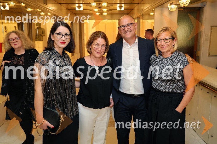  Emilija Stojmenova Duh, ministrica za digitalno preobrazbo;  ... ;  ... ;  Duška MedvedŽenske na oblasti, premiera drame v SNG Maribor