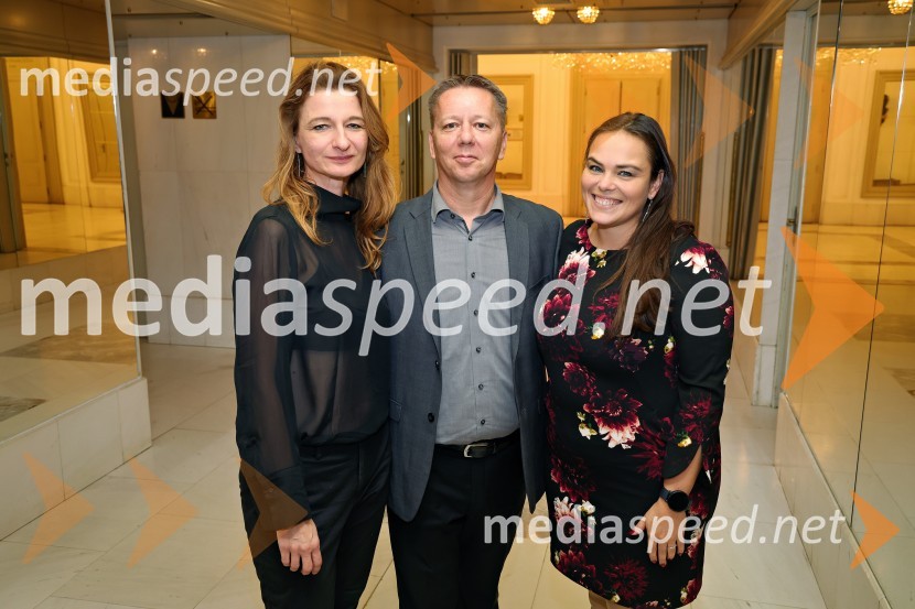  Maja Borin, dramaturginja;  Matjaž Partlič, SNG Maribor;  Mojca Marič, lektoricaŽenske na oblasti, premiera drame v SNG Maribor