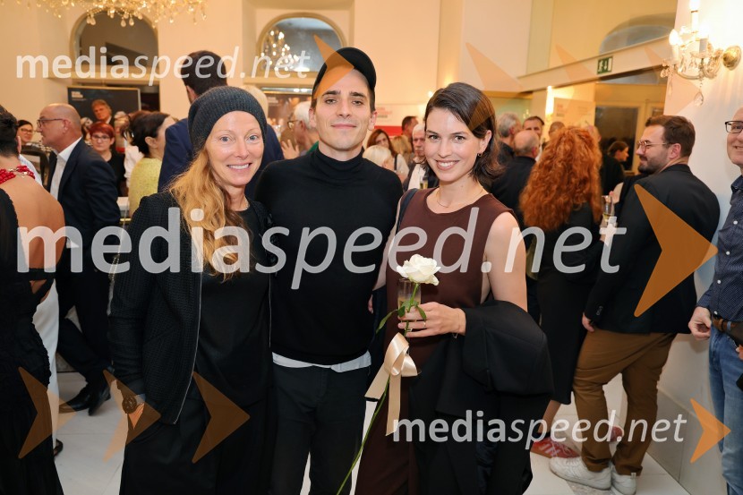  Nataša Matjašec Rošker, igralka;  Petja Labović, igralec;  Lea Mihevc, igralkaŽenske na oblasti, premiera drame v SNG Maribor