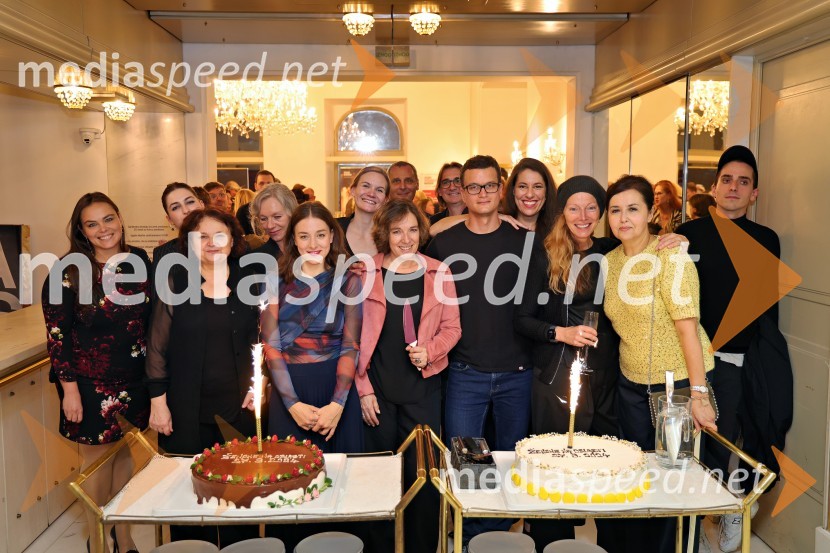  Mojca Marič, lektorica;  Mia Popovska, kostumografinja;  Irena Varga, igralka;  Rosana Hribar, koreografinja;  Liza Marijina, igralka;  Maša Pelko, režiserka;  Danilo Rošker, direktor SNG Maribor;  Maša Žilavec, igralka;  Aleksandar  Popovski, režiser, umetniški direktor Drame SNG Maribor;  Juš A. Zidar, režiser;  Minca Lorenci, igralka;  Nataša Matjašec Rošker, igralka;  Ksenija Mišič, igralka;  Petja Labović, igralecŽenske na oblasti, premiera drame v SNG Maribor