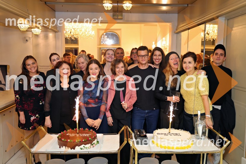  Mojca Marič, lektorica;  Mia Popovska, kostumografinja;  Irena Varga, igralka;  Rosana Hribar, koreografinja;  Liza Marijina, igralka;  Maša Pelko, režiserka;  Maša Žilavec, igralka;  Danilo Rošker, direktor SNG Maribor;  Aleksandar  Popovski, režiser, umetniški direktor Drame SNG Maribor;  Juš A. Zidar, režiser;  Minca Lorenci, igralka;  Nataša Matjašec Rošker, igralka;  Ksenija Mišič, igralka;  Petja Labović, igralecŽenske na oblasti, premiera drame v SNG Maribor