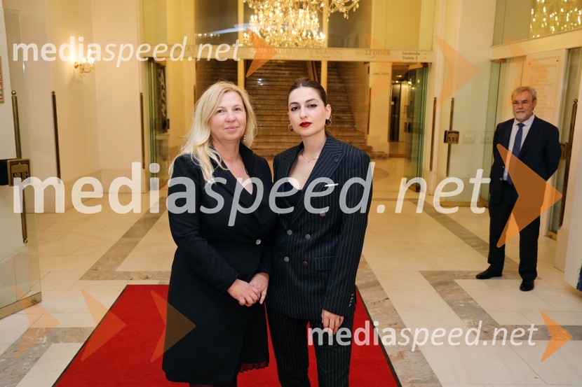  Natalija Popovski;  Mia Popovska, kostumografinjaŽenske na oblasti, premiera drame v SNG Maribor