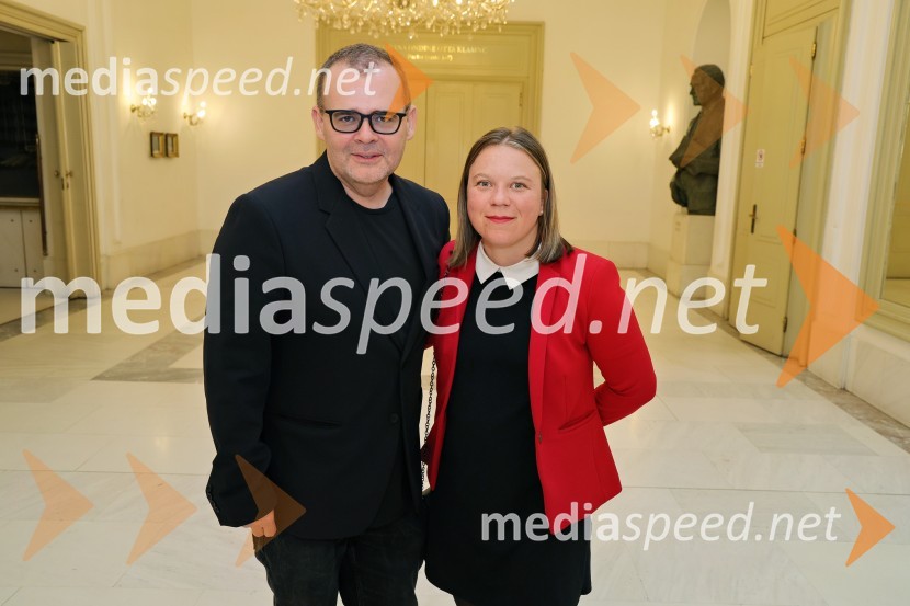  Alan Kavčič, predstavnik za odnose z javnostmi SNG Maribor;  Mateja Kokol, režiserkaŽenske na oblasti, premiera drame v SNG Maribor