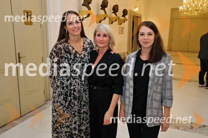  Špela Lešnik, producentka Drame SNG Maribor;  Anja  Žižek, marketing SNG Maribor;  Zala Koren,  urednica socialnih omrežij, SNG Maribor DramaŽenske na oblasti, premiera drame v SNG Maribor