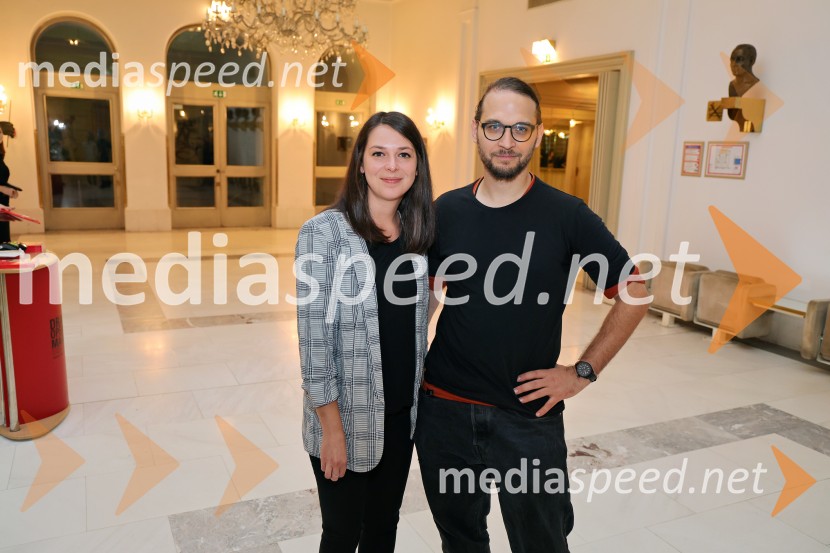  Zala Koren,  urednica socialnih omrežij, SNG Maribor Drama;  Lev Predan Kowarski, direktor fotografijeŽenske na oblasti, premiera drame v SNG Maribor