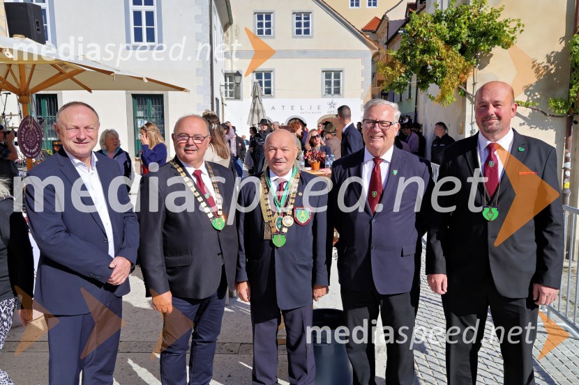  Stane Kocutar, mestni viničar, skrbnik Stare trte, novinar Radia Maribor, zgodovinar;  ... ;  ... ;  Milan Razdevšek, nekdanji direktor Zavoda za turizem Maribor;  ... Svečana trgatev Najstarejše trte 2024