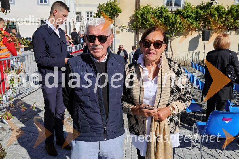  Branko Bezjak, nekdanji direktor, Swaty;  Dunja BezjakSvečana trgatev Najstarejše trte 2024