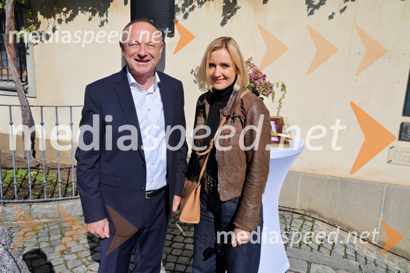  Stane Kocutar, mestni viničar, skrbnik Stare trte, novinar Radia Maribor, zgodovinar;  Mojca  Šetinc Pašek, poslanka Gibanje SvobodaSvečana trgatev Najstarejše trte 2024