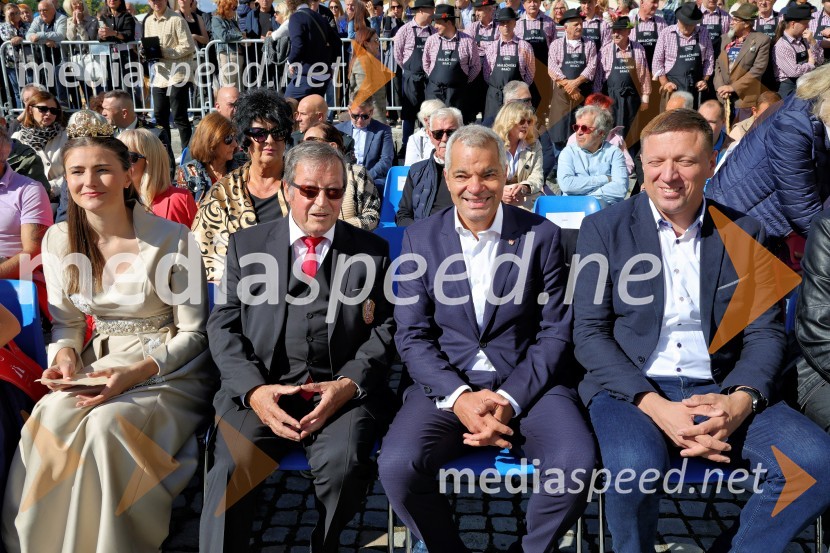  Sanja Ferjančič, 27. Vinska kraljica Slovenije 2024; mag.  Jože Protner, vinar;  Aleksander Saša Arsenovič, župan, Mestna občina Maribor;  ... Svečana trgatev Najstarejše trte 2024