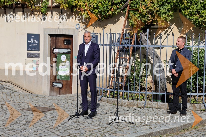  Aleksander Saša Arsenovič, župan, Mestna občina Maribor;  Robert Levstek, koordinator, občina DuplekSvečana trgatev Najstarejše trte 2024