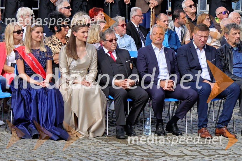  Maruša Mukenauer, Mariborska vinska kraljica 2023;  Sanja Ferjančič, 27. Vinska kraljica Slovenije 2024; mag.  Jože Protner, vinar;  Aleksander Saša Arsenovič, župan, Mestna občina Maribor;  ... ;  ... Svečana trgatev Najstarejše trte 2024